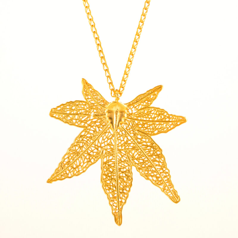 Leaf pendant with spigata chain